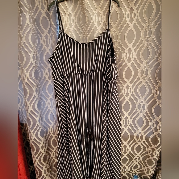 Torrid chiffon striped midi dress. Size 2 - Picture 2 of 4